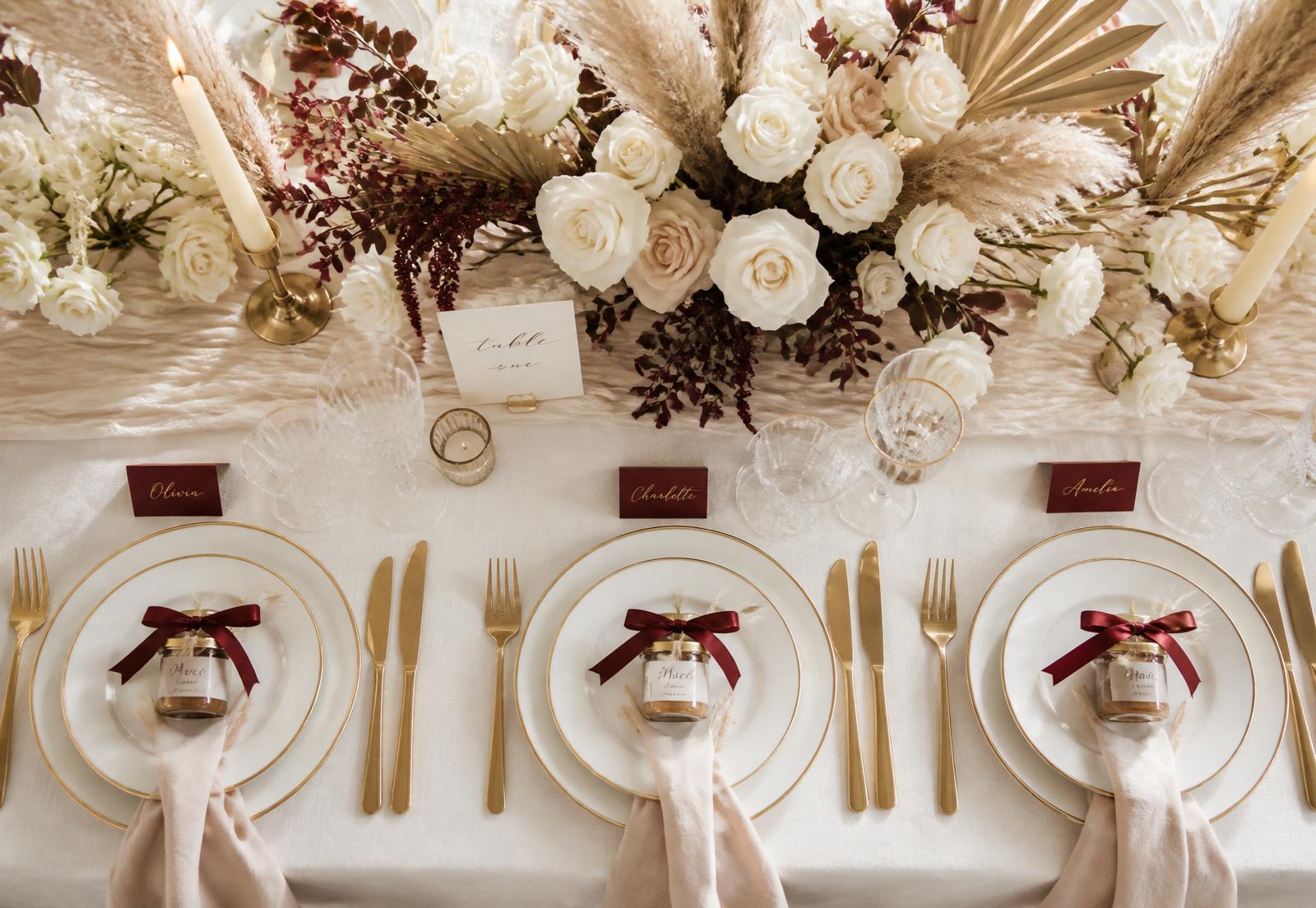 Table de mariage avec cadeaux invités caramel